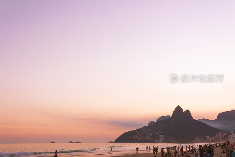 美丽的日落在伊帕内玛海滩在里约热内卢de Janeiro